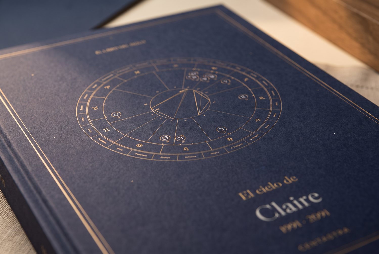 Primer plano de la cubierta azul noche y su fina carta celeste dorada.